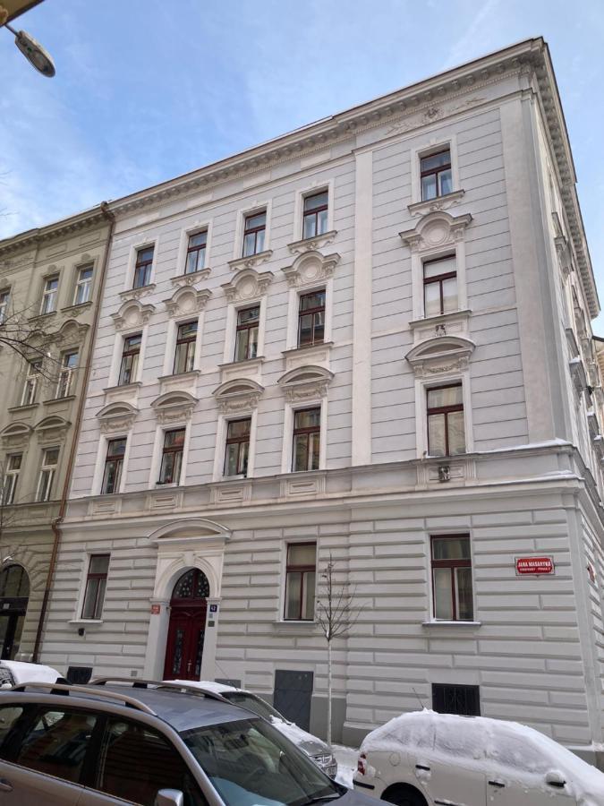 Apartment Jana Masaryka Praag Buitenkant foto